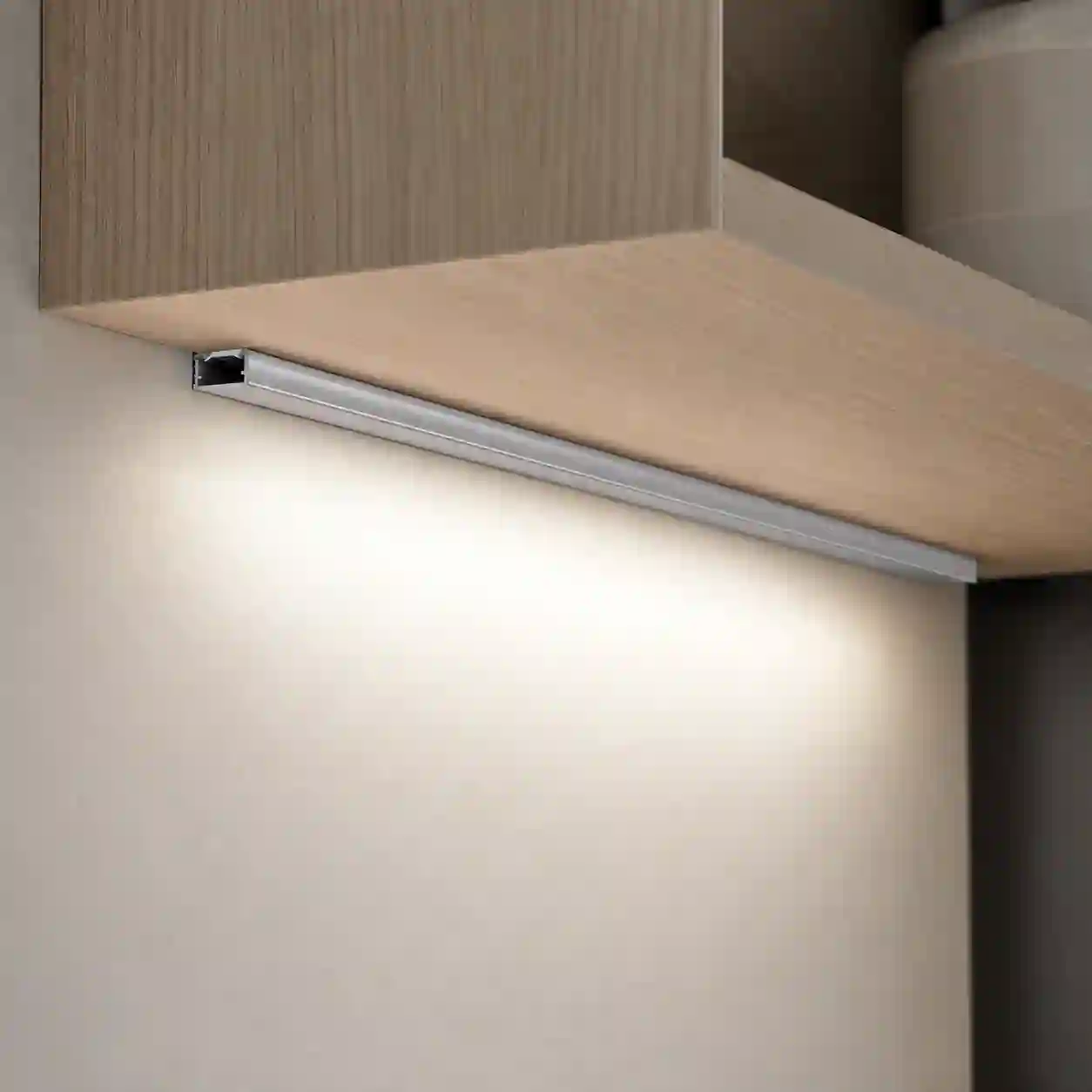 Profil UNI stříbrný pohled shora otevřený kanál 16,6mm pro LED pásek šíře až 16mm povrchová montáž